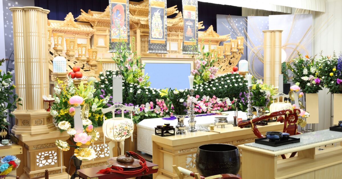 美しい花々に囲まれた荘厳な祭壇