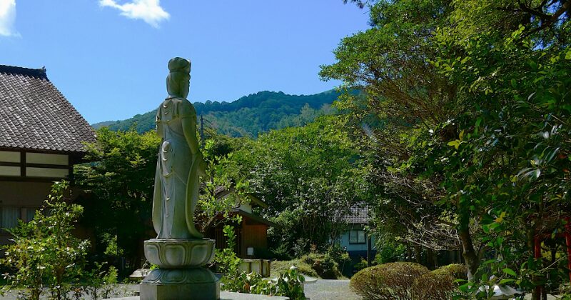 日本の山中にある仏像と豊かな自然の風景