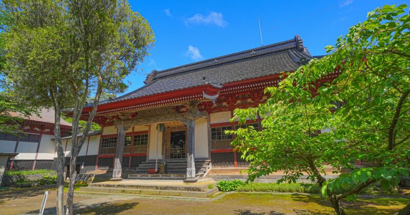 青空の下にある日本の大規模な仏教寺院外観