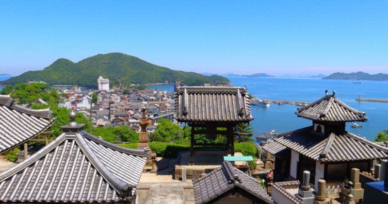 山と海を背景にした日本の寺院の美しい景観