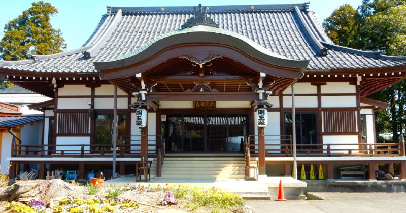 日本の古風な寺院とその正面に広がる庭園