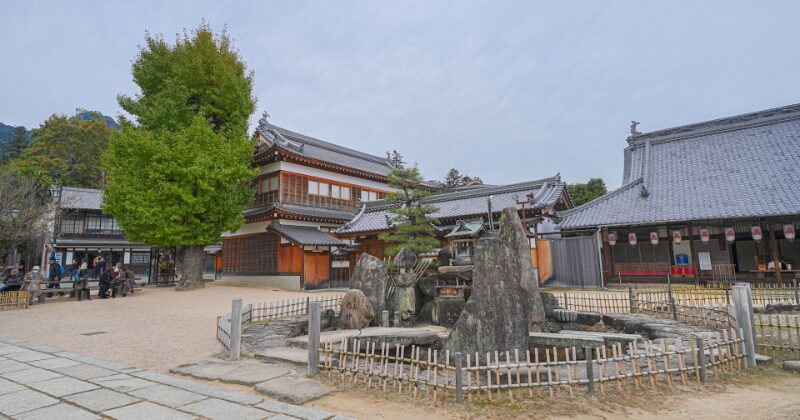 広場を囲む日本の伝統的な建物と庭園